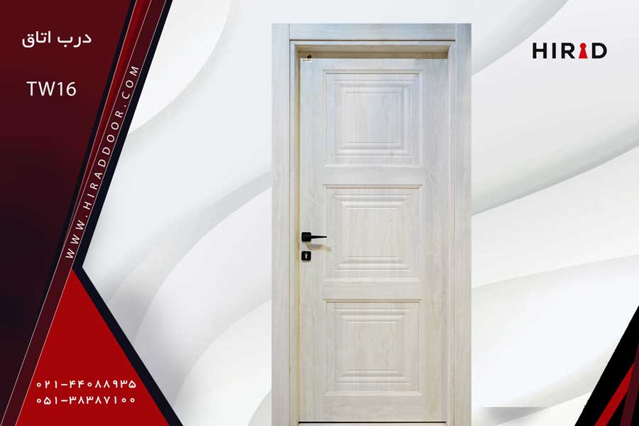 درب حمام سفید صدفی دارای سه قاب مربعی عمودی روی هم